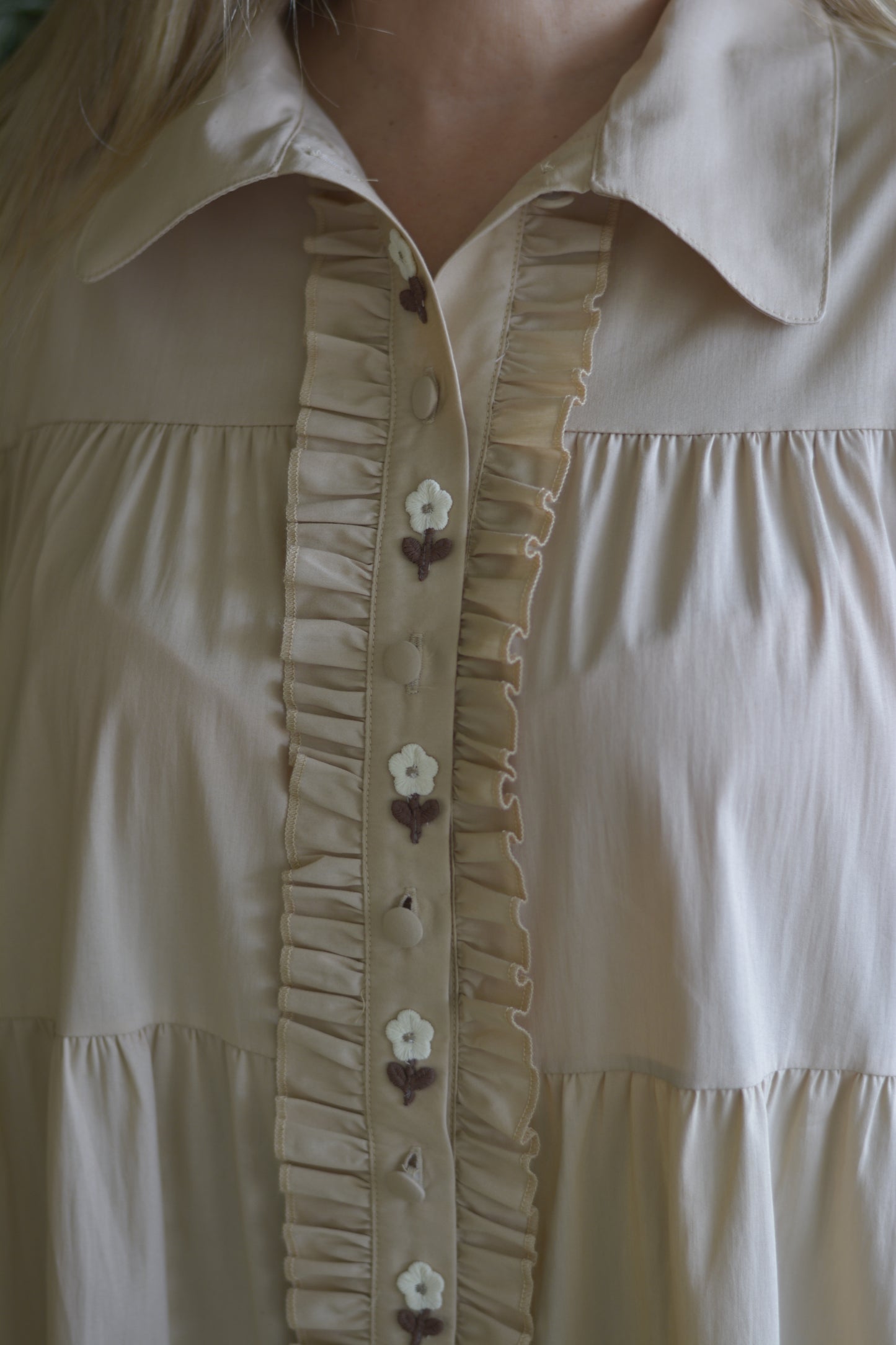 Camisa creme com florzinhas