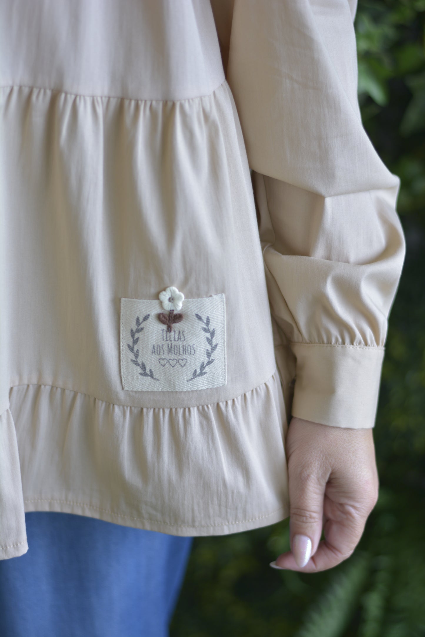 Camisa creme com florzinhas