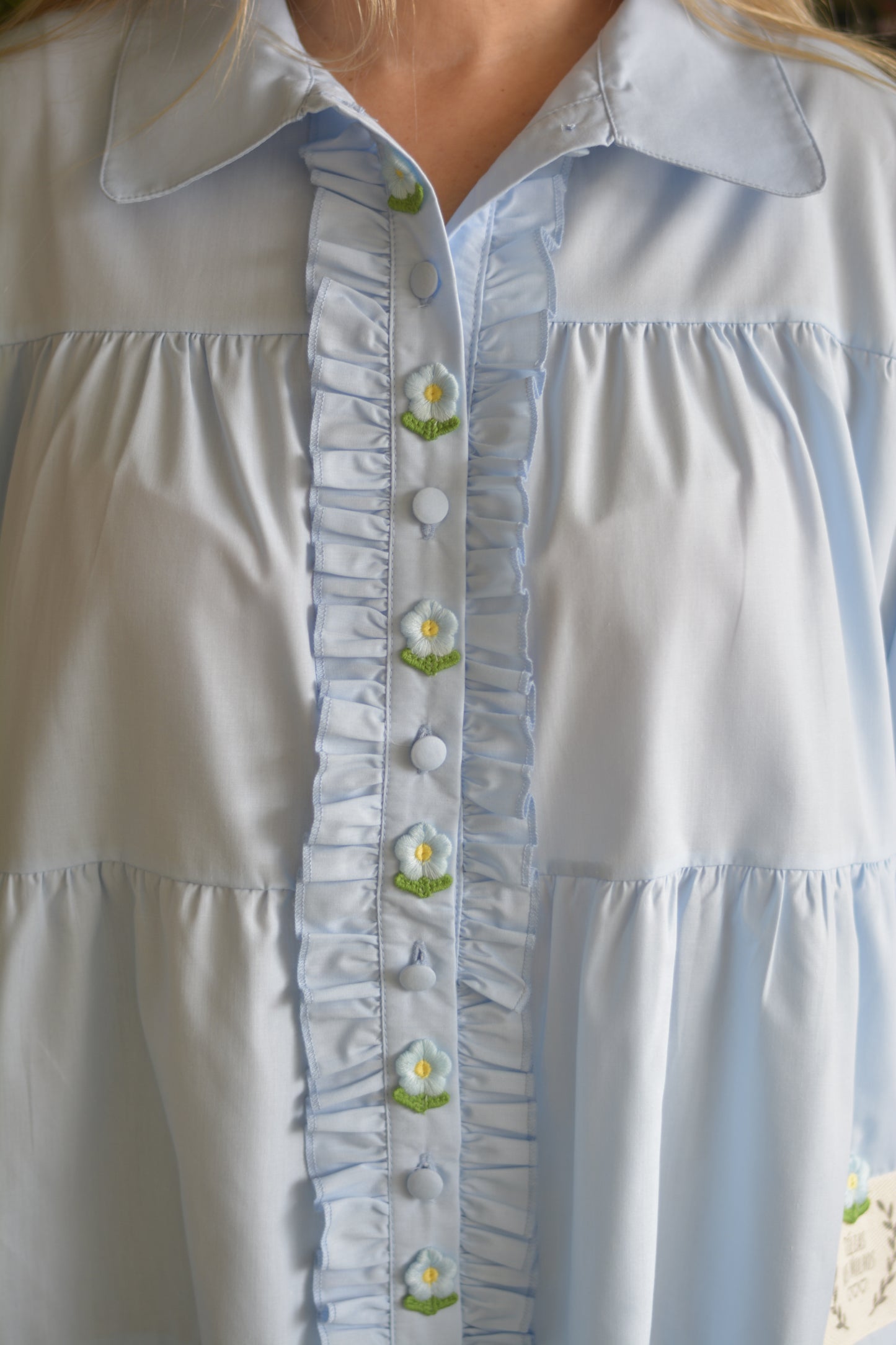 Camisa azul com florzinhas