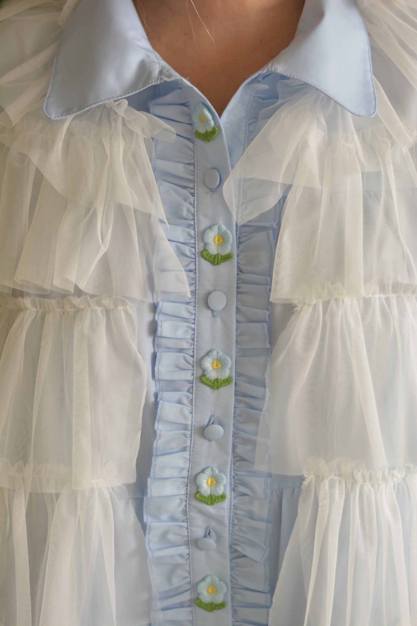 Camisa azul com florzinhas