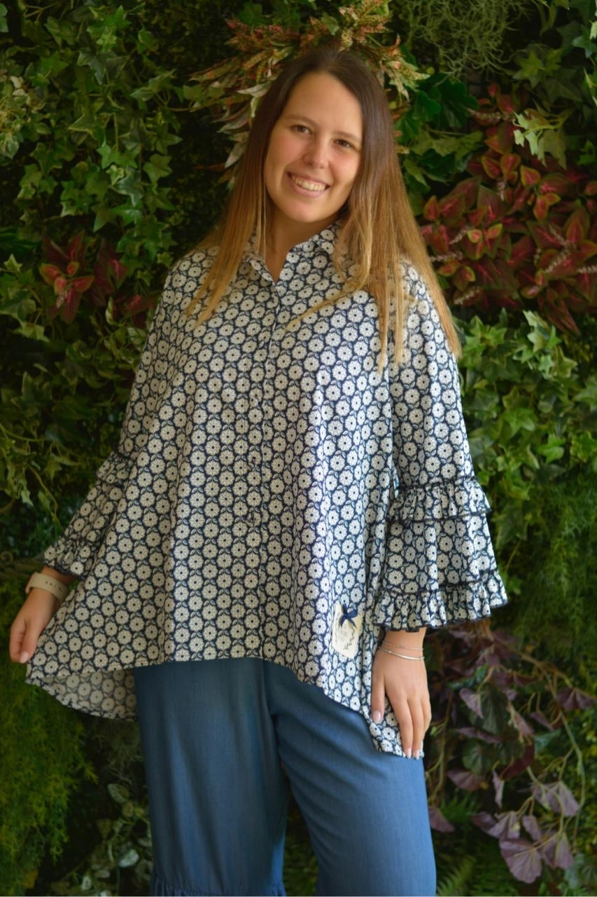 Camisa azul flores
