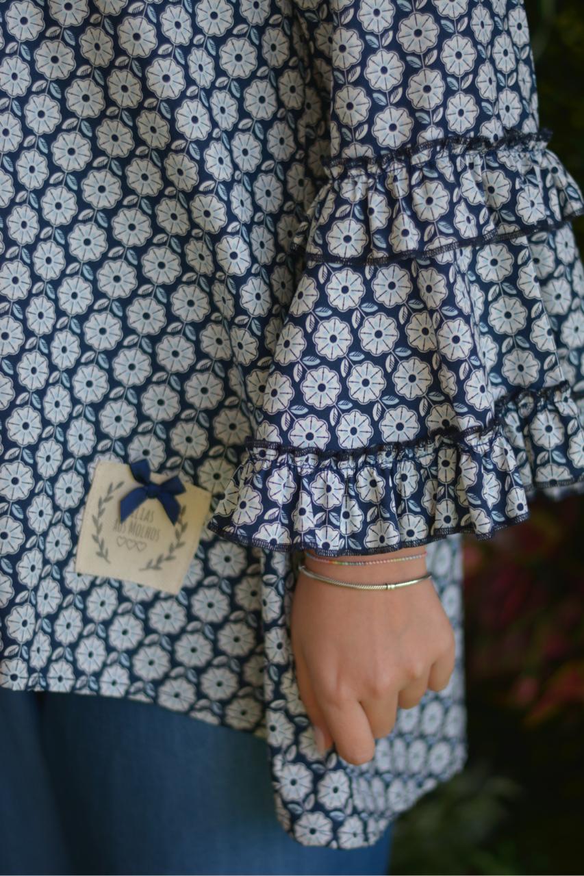 Camisa azul flores