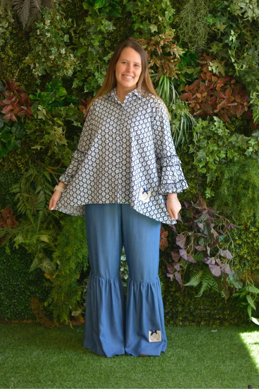Camisa azul flores
