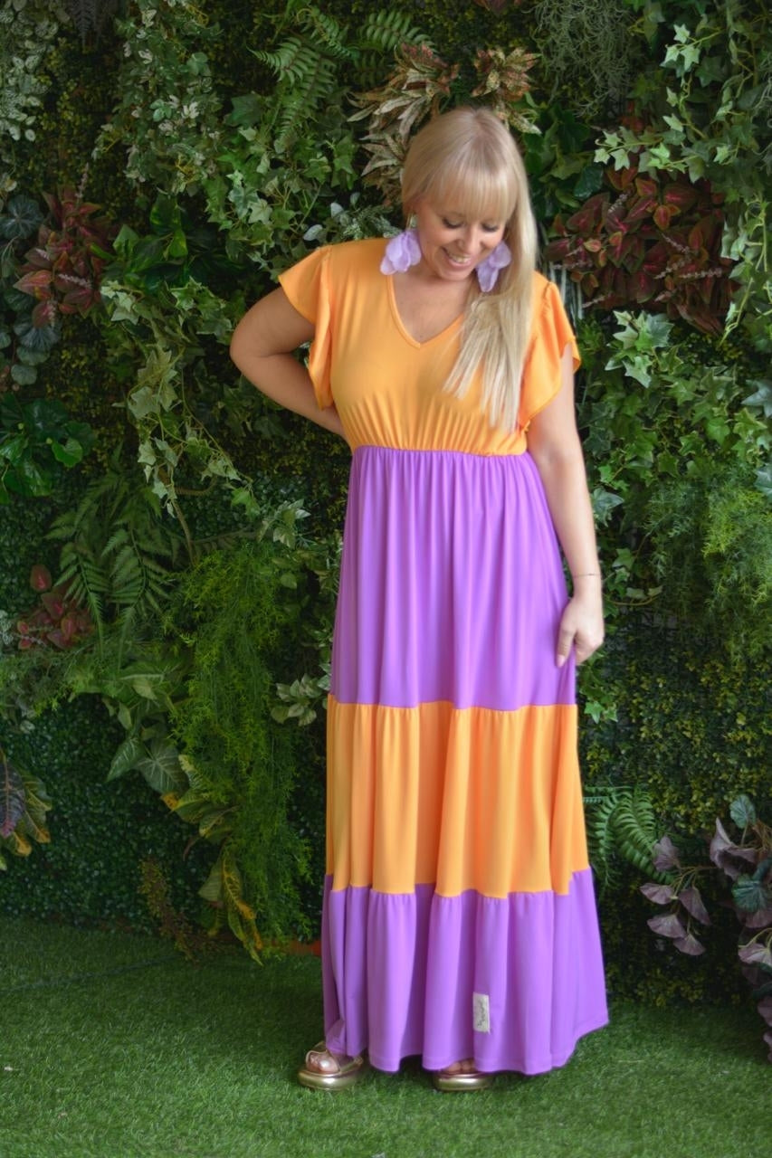Vestido lilás e laranja