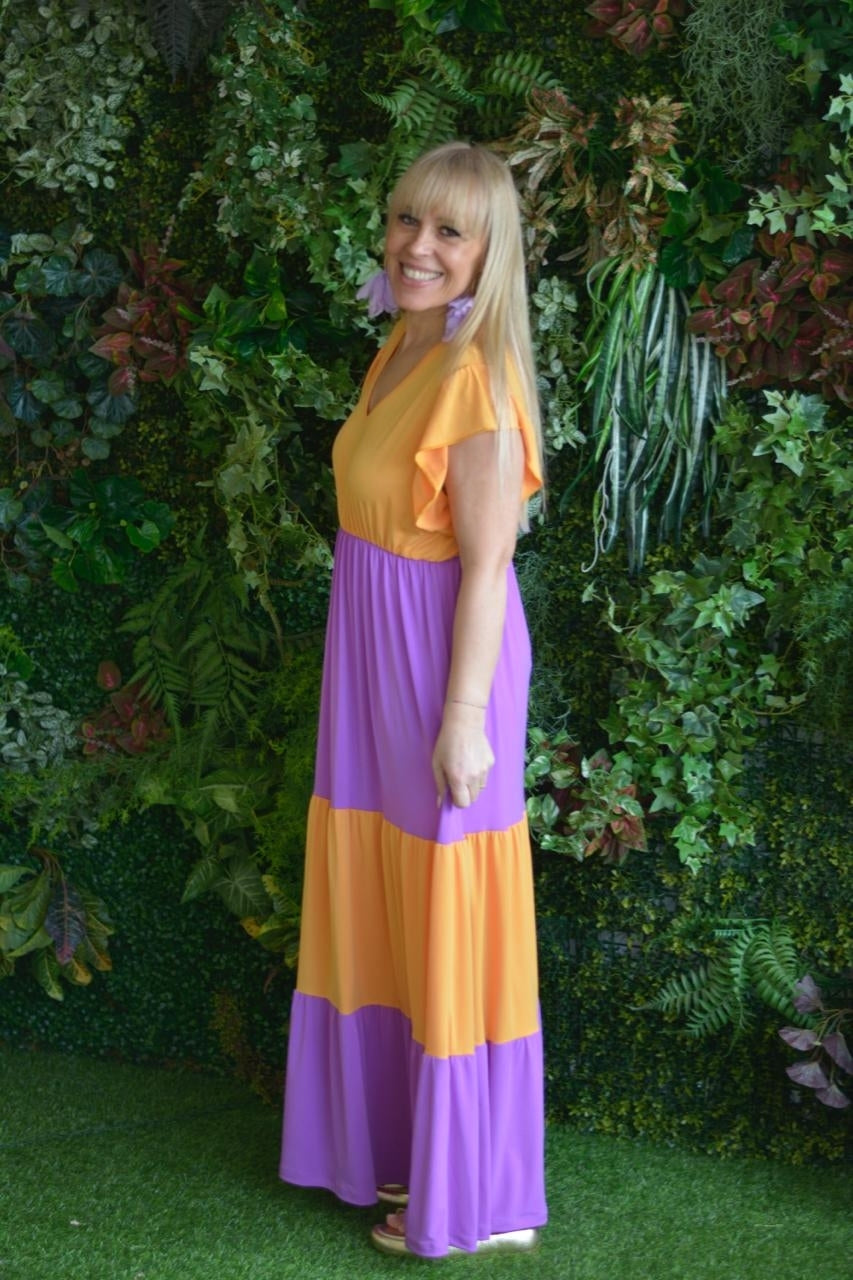 Vestido lilás e laranja