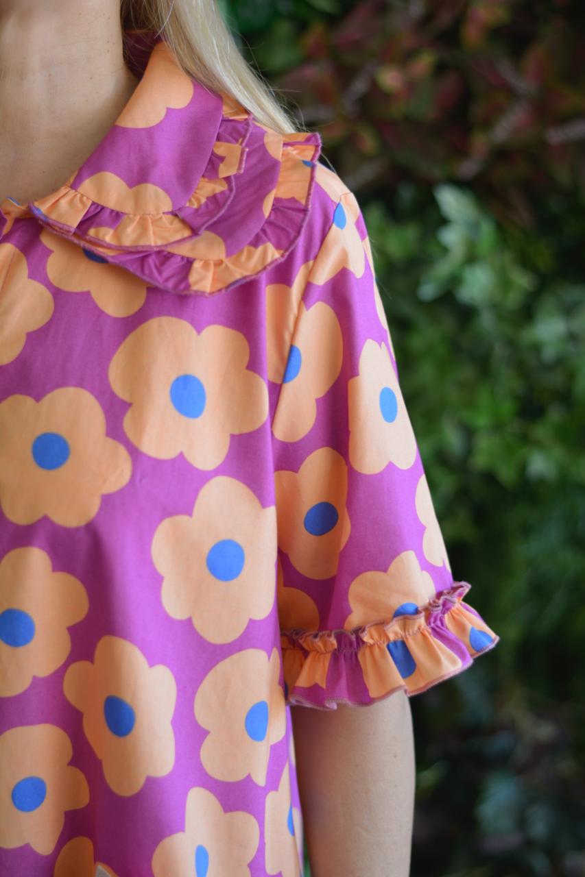 Camisa beringela flores laranja