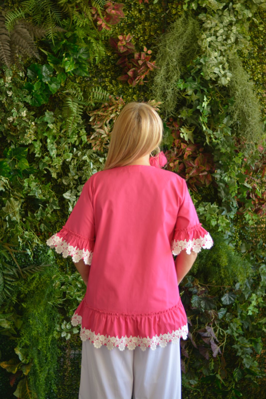 Túnica fuschia com barra flores brancas