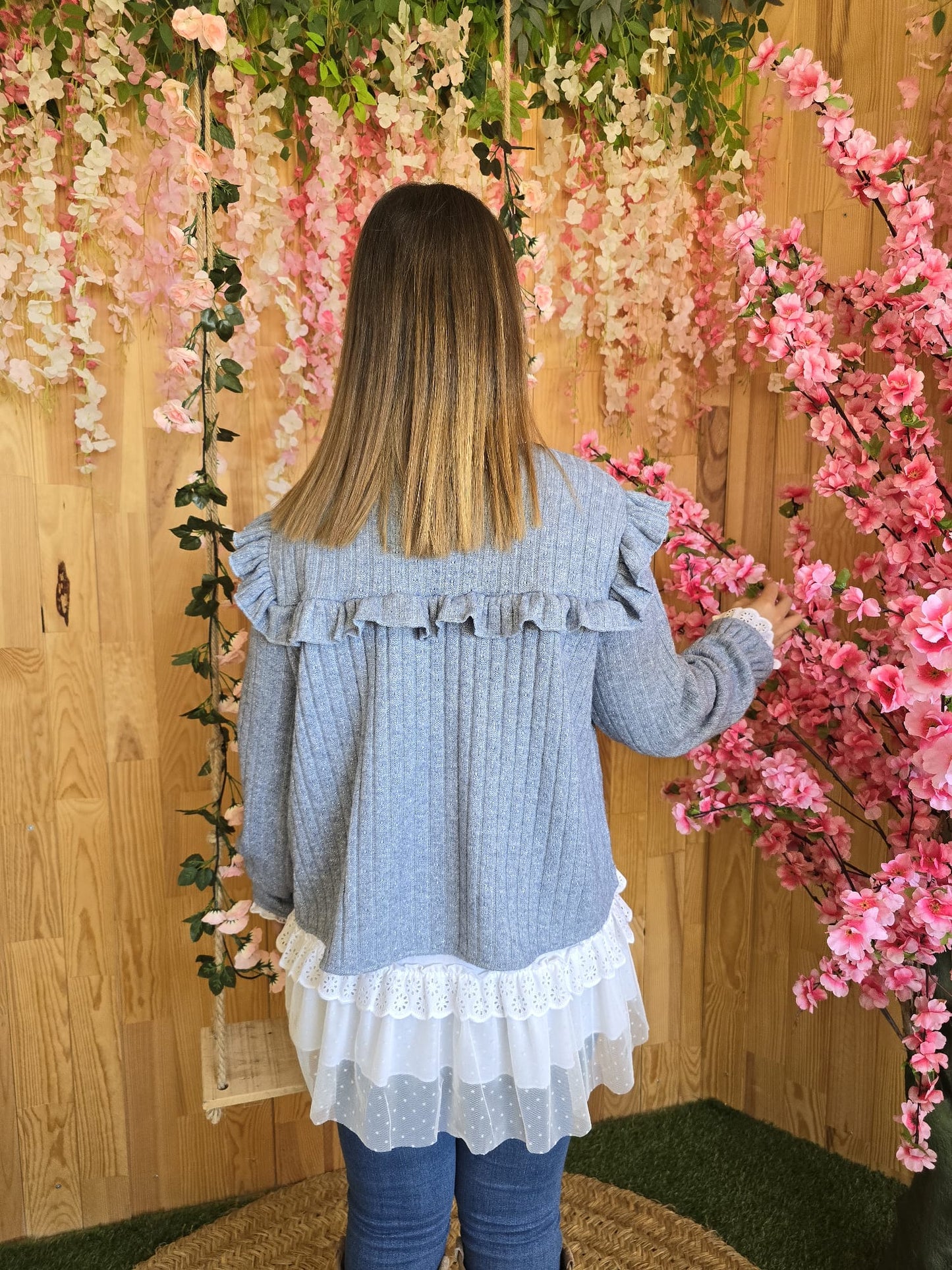 Camisola azul com aplicação flores