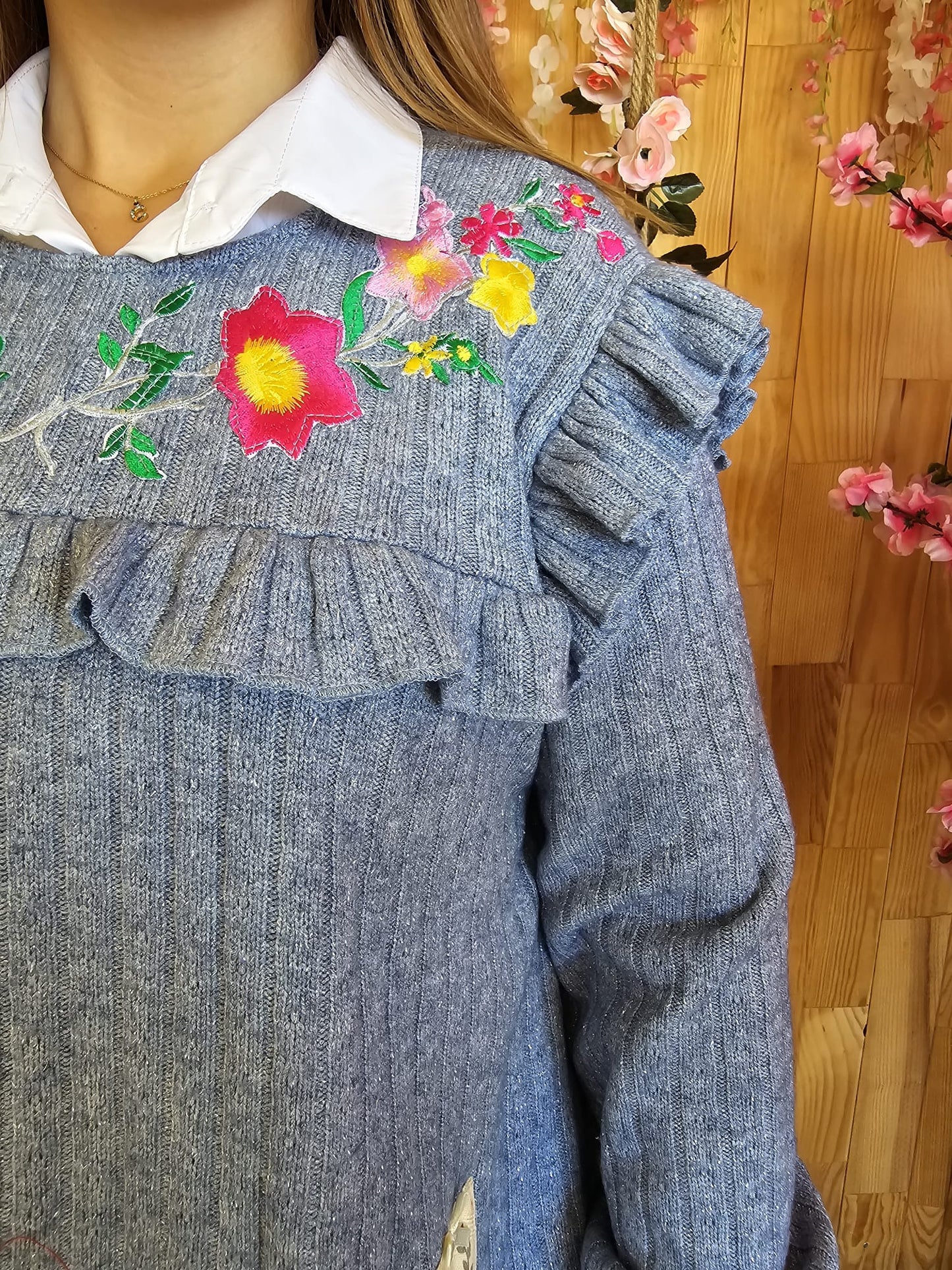 Camisola azul com aplicação flores