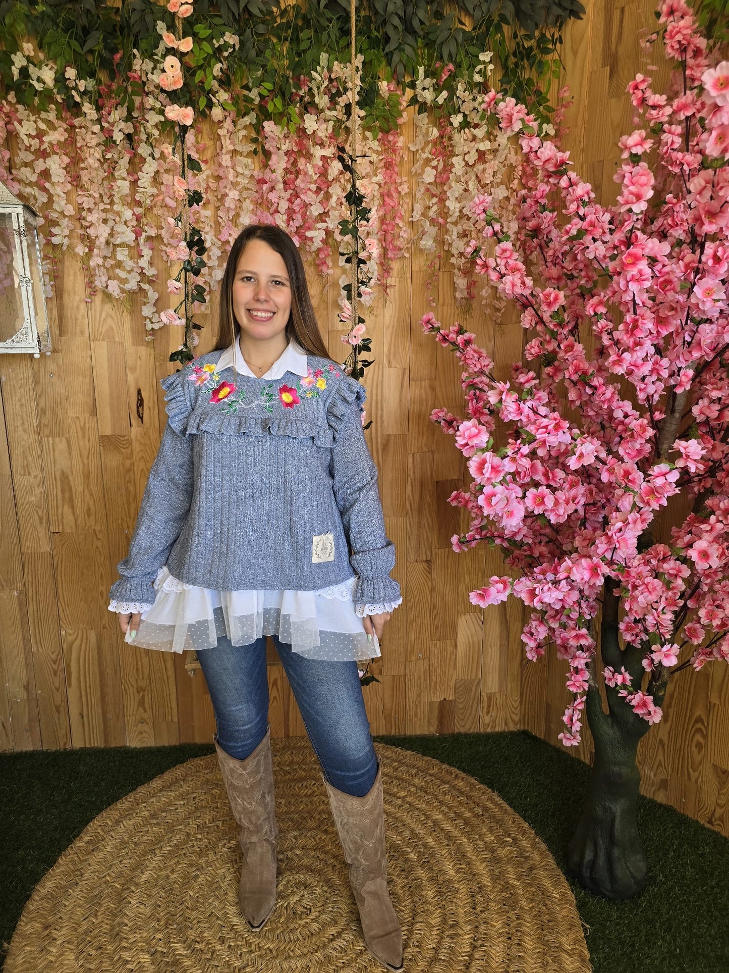 Camisola azul com aplicação flores