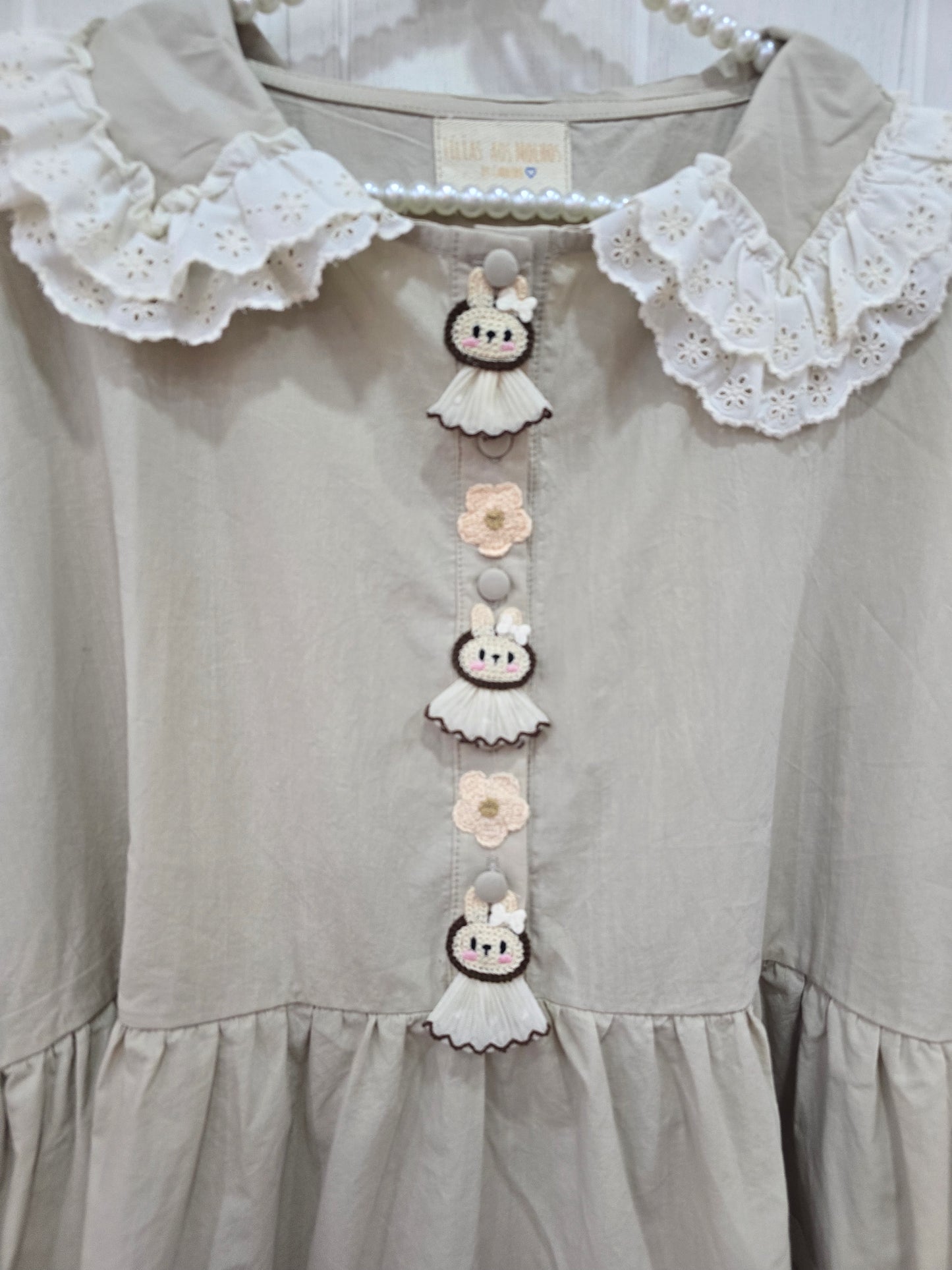 Túnica Creme Coelhinas e Flores Gola Bordado Inglês