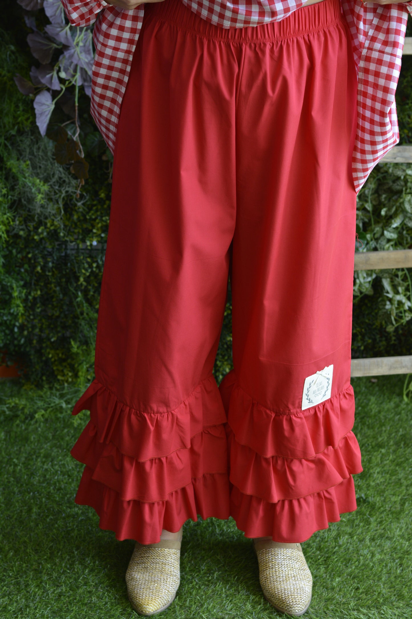 Pantalonas vermelhas folhos