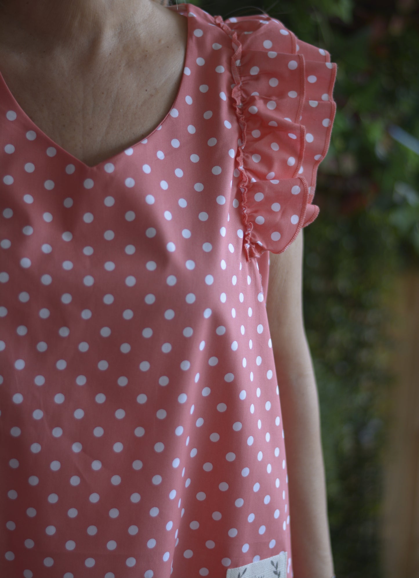 Top Coral Bolas Brancas
