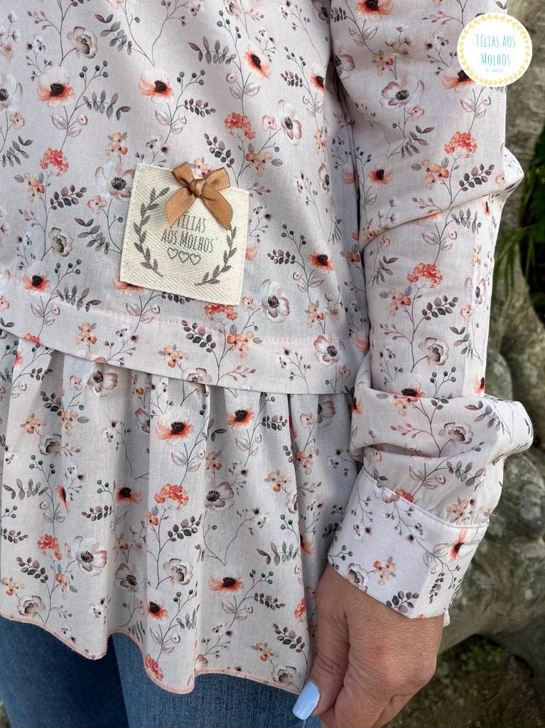 Camisa taupe florzinhas