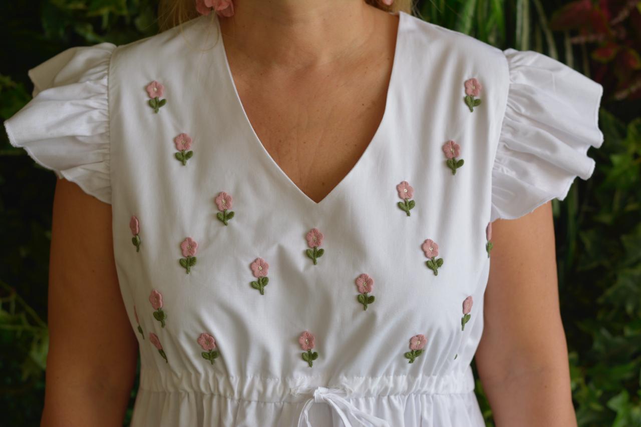 Vestido branco florzinhas rosa
