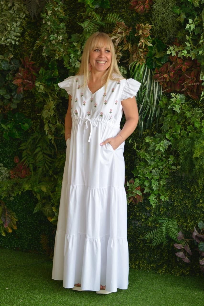 Vestido branco florzinhas rosa