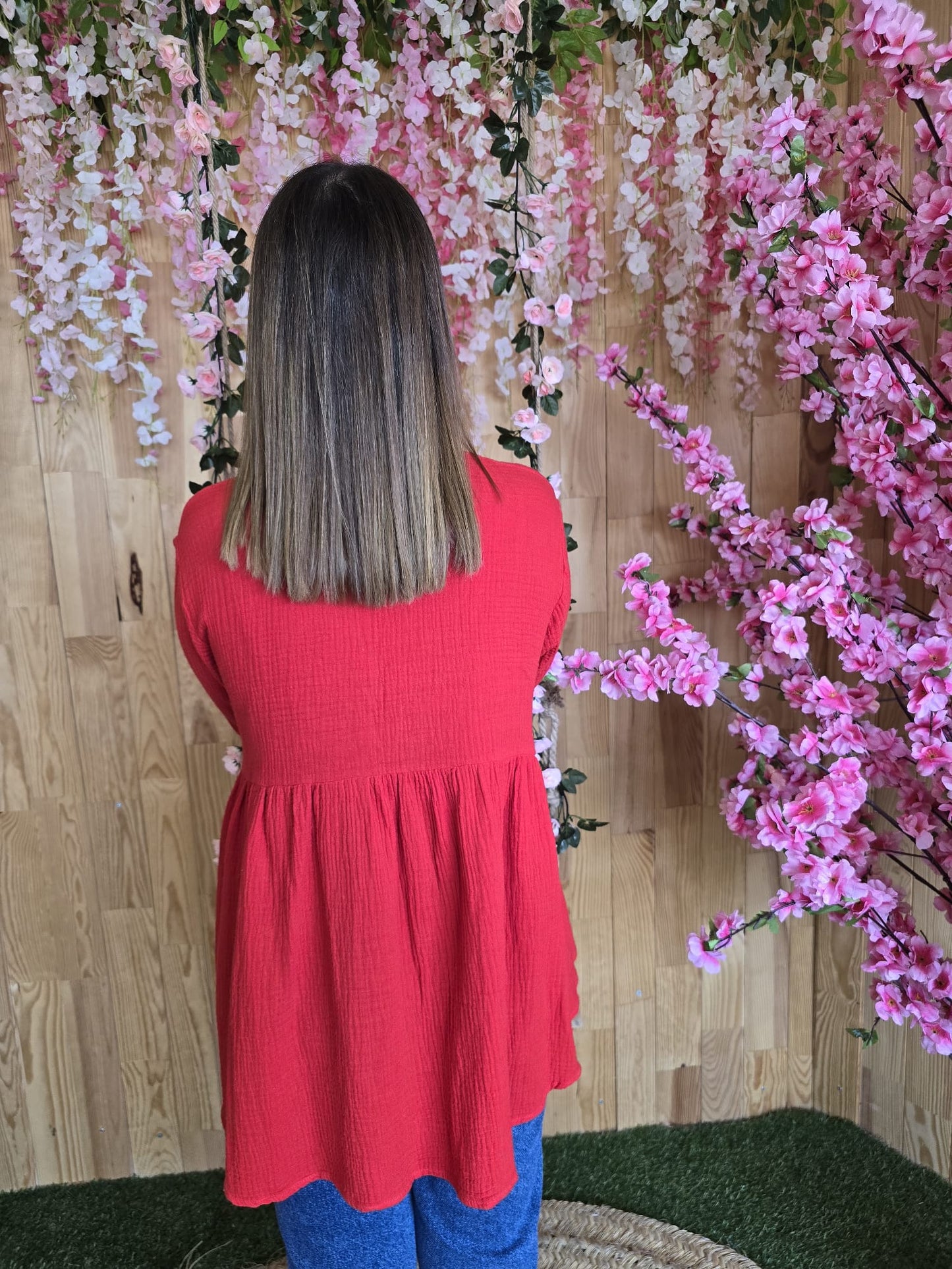 Camisa gaze vermelha com flores