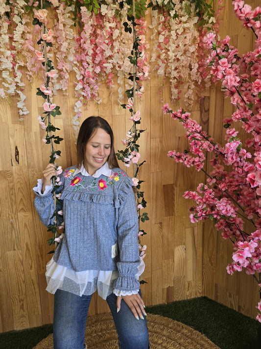 Camisola azul com aplicação flores