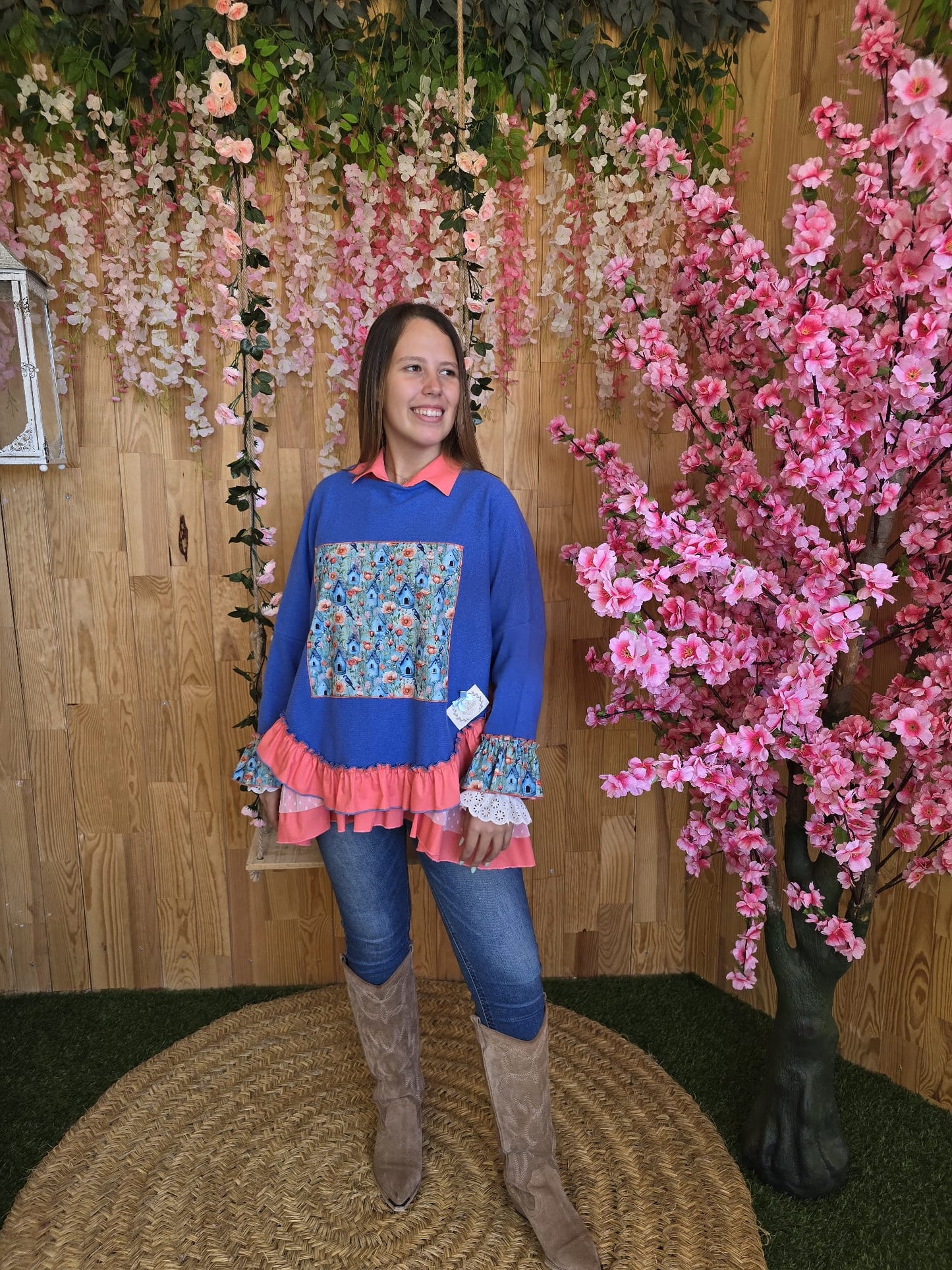 Camisola azul com folho coral