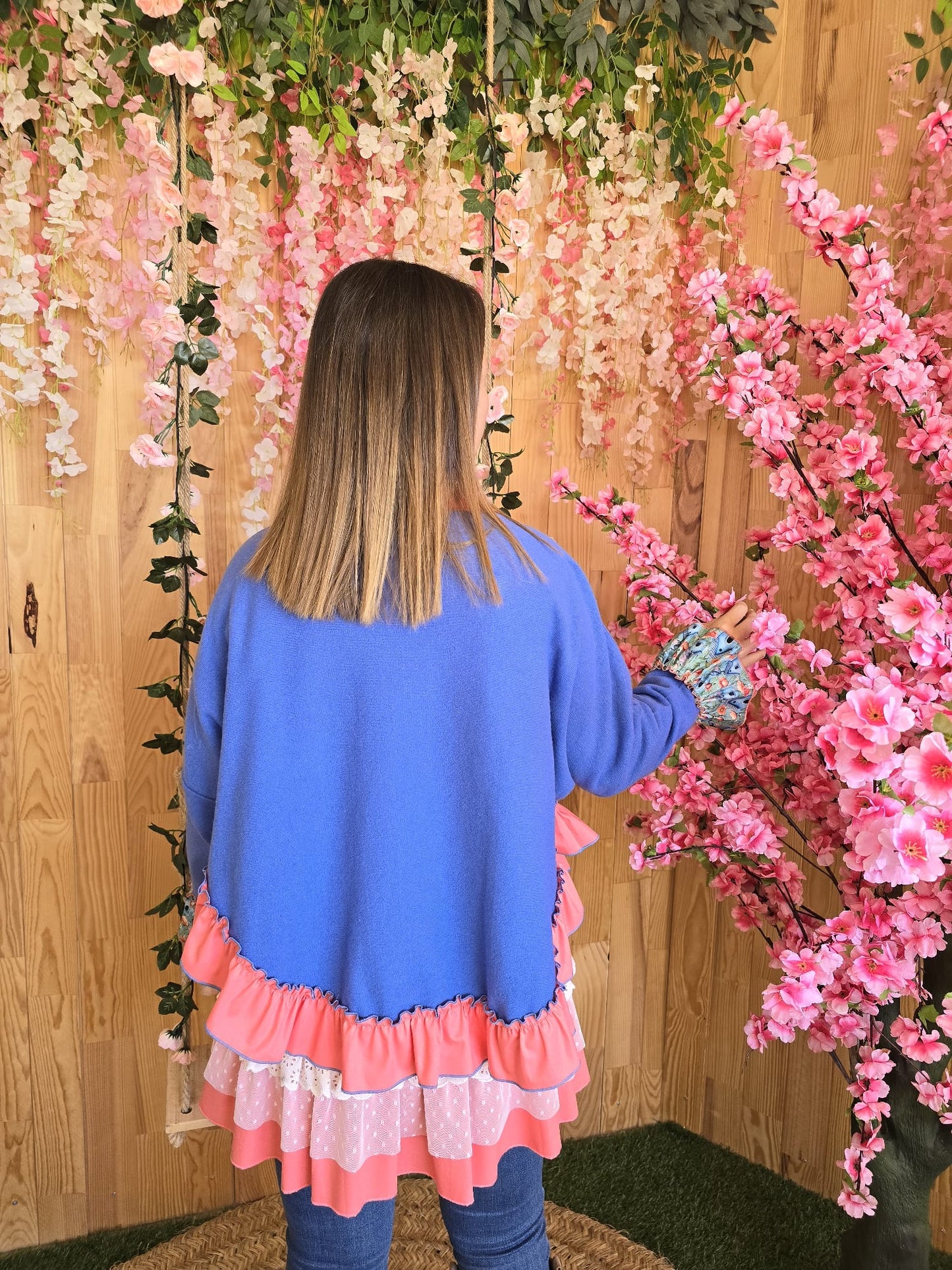 Camisola azul com folho coral