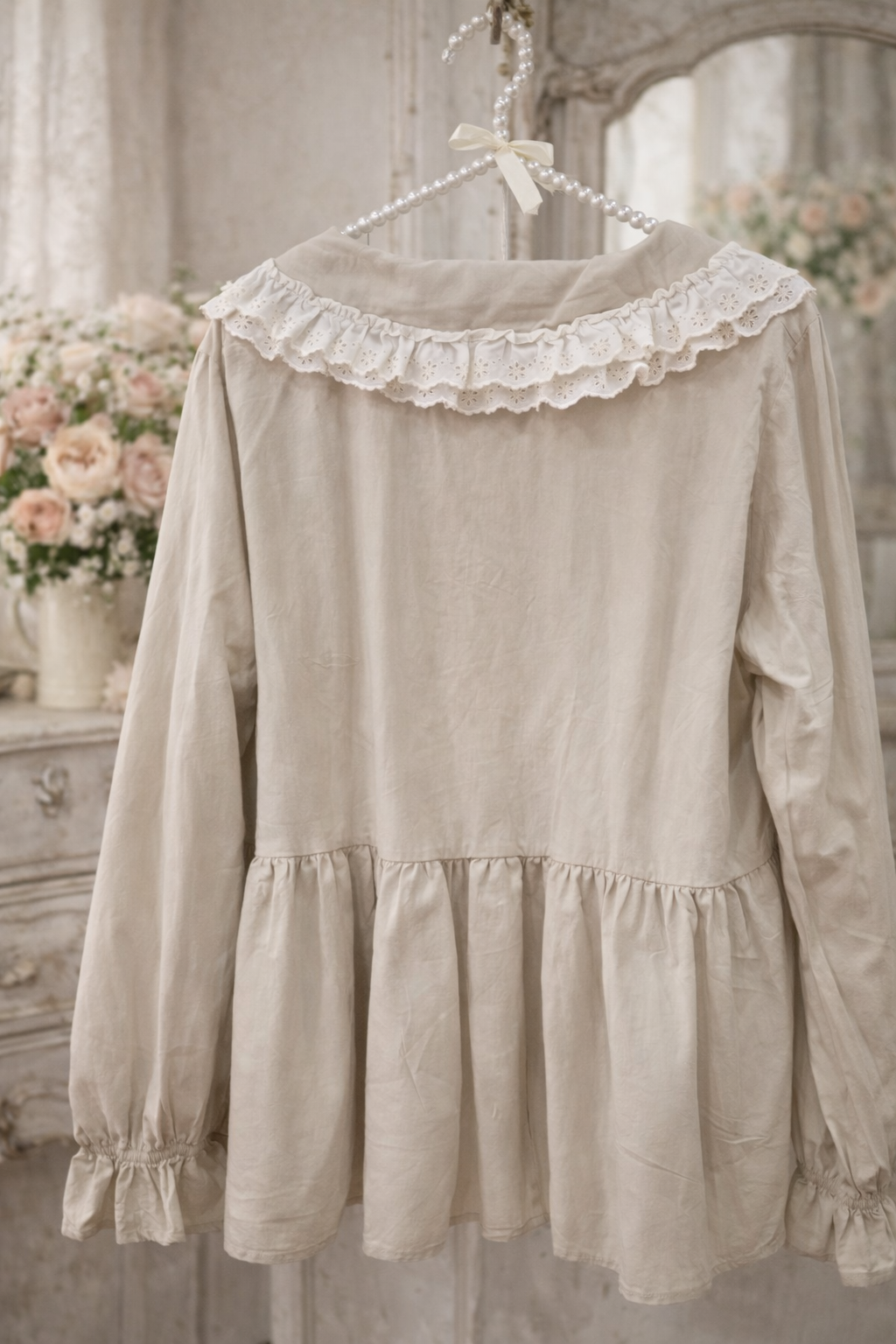 Túnica Creme Coelhinas e Flores Gola Bordado Inglês