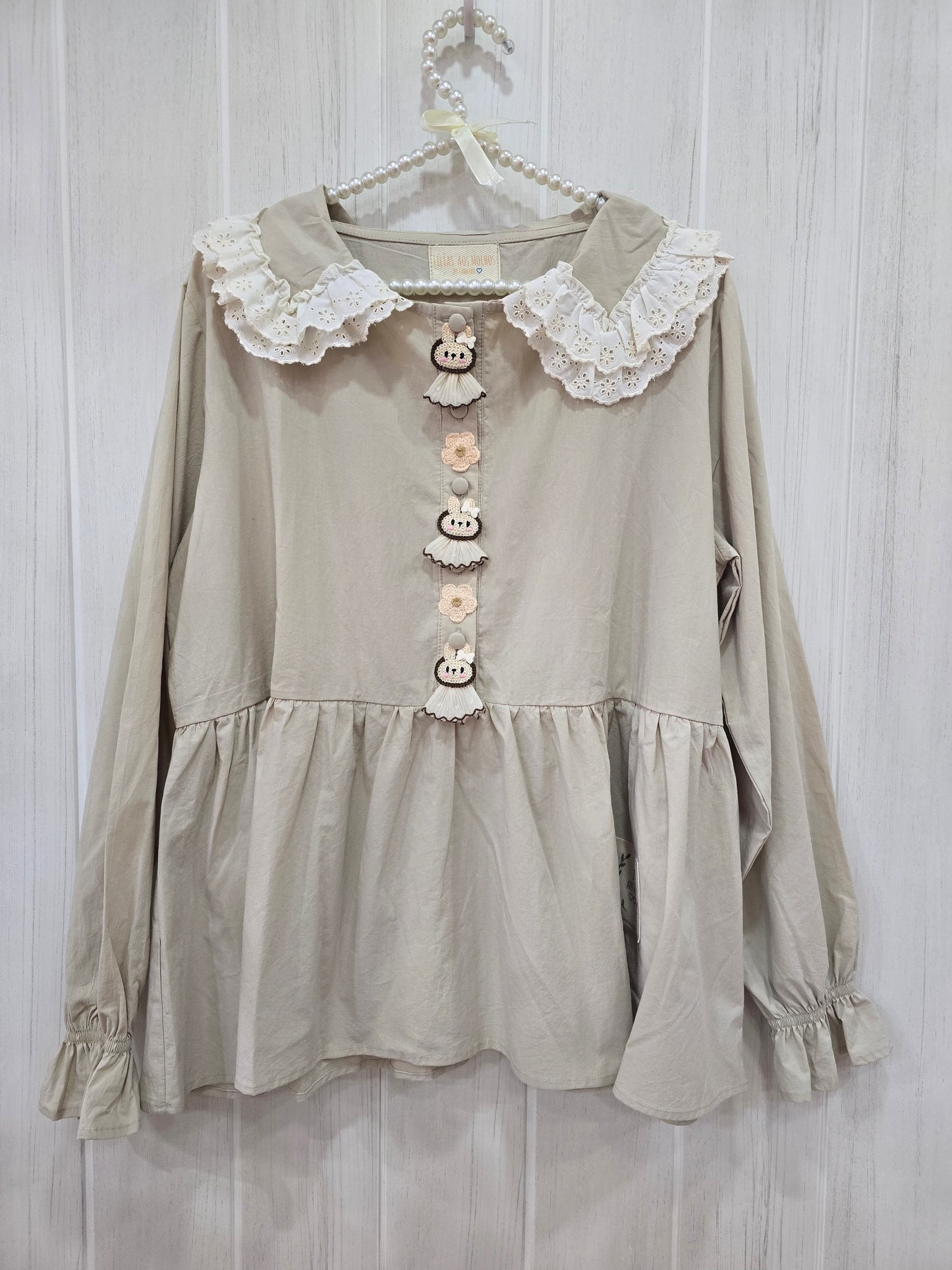 Túnica Creme Coelhinas e Flores Gola Bordado Inglês