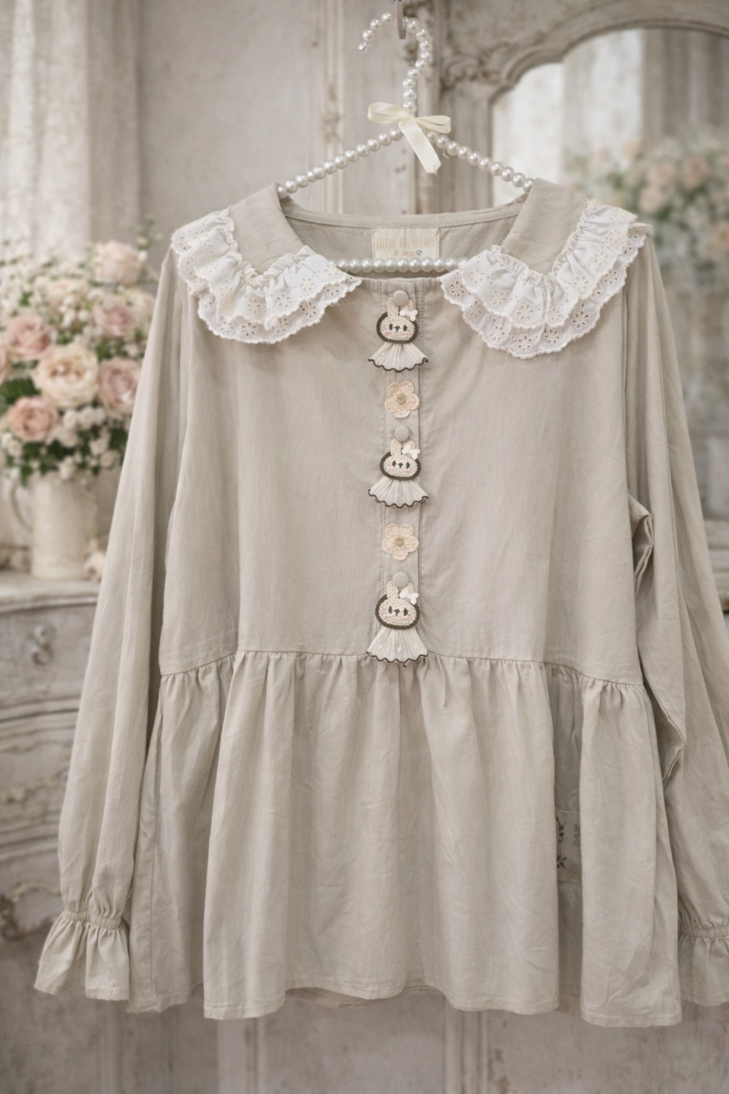 Túnica Creme Coelhinas e Flores Gola Bordado Inglês