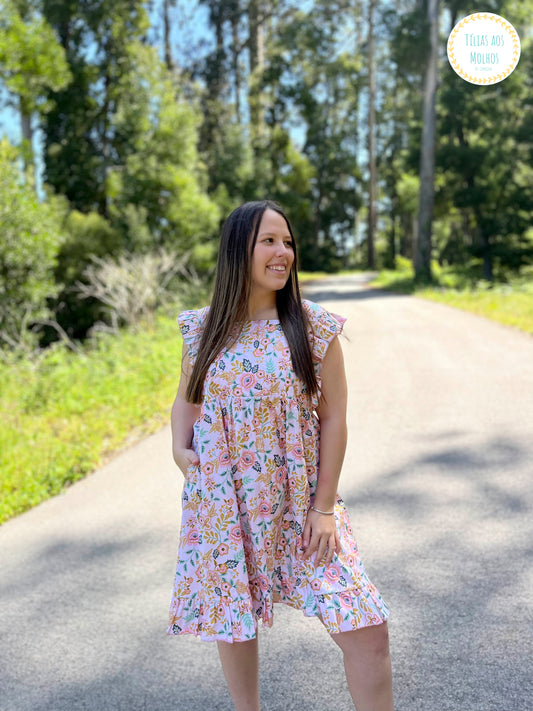 Vestido curto rosa com flores